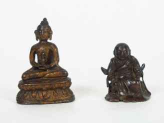 Vente aux enchères Deux statuettes l'une en cuivre représentant un guerrier en armure et 