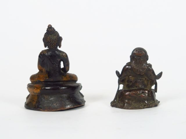 Deux statuettes l'une en cuivre représentant un guerrier en armure et 