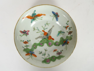 Vente aux enchères Assiette en porcelaine et émaux de la famille rose, à décor de papillo