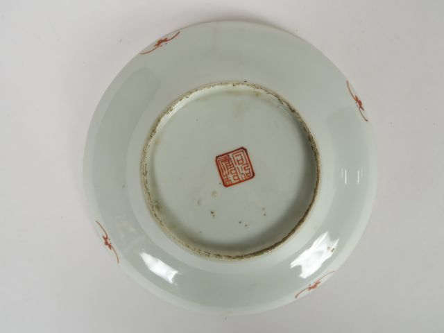 Assiette en porcelaine et émaux de la famille rose, à décor de papillo