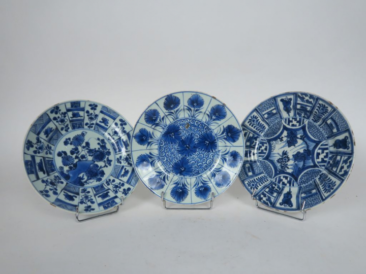 Ensemble de trois assiettes en porcelaine bleu blanc, décor de composi