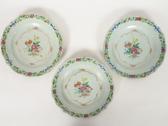 Vente aux enchères Suite de trois assiettes en porcelaine et émaux de la famille rose, dé