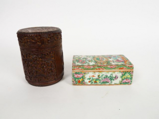 Vente aux enchères Lot comprenant :  - pot à tabac en bambou, décor de personnages et d'o