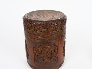 Lot comprenant :  - pot à tabac en bambou, décor de personnages et d'o