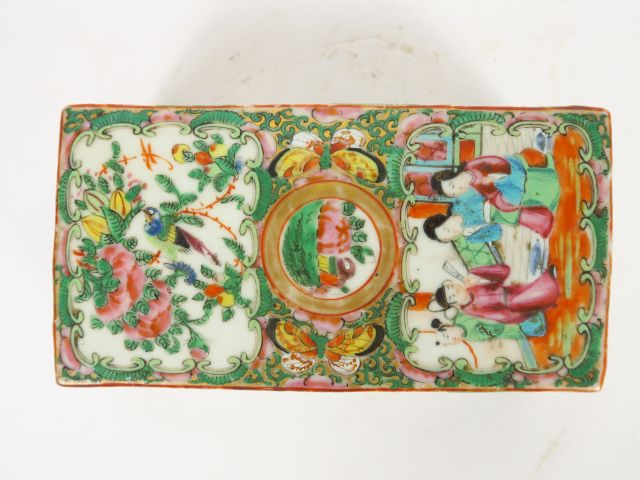 Lot comprenant :  - pot à tabac en bambou, décor de personnages et d'o