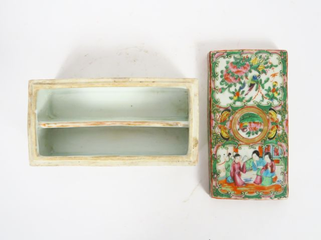 Lot comprenant :  - pot à tabac en bambou, décor de personnages et d'o