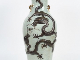 Vente aux enchères Grand vase de forme balustre en porcelaine craquelée céladon, à décor 