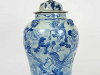 Vente aux enchères Potiche balustre couverte, décor d'un couple d'oiseaux Fohang évoluant