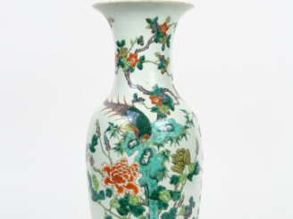 Vente aux enchères Vase balustre en porcelaine et émaux dans le style de la famille verte