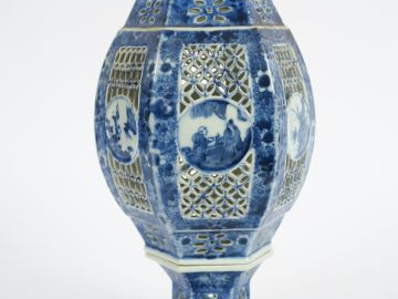 Lanterne et son présentoir en porcelaine bleu blanc, décor de composit