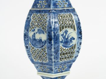 Lanterne et son présentoir en porcelaine bleu blanc, décor de composit