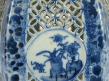 Lanterne et son présentoir en porcelaine bleu blanc, décor de composit