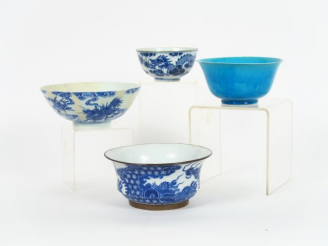 Vente aux enchères Lot de trois coupes en porcelaine de Hue, décor de dragons.  On y join