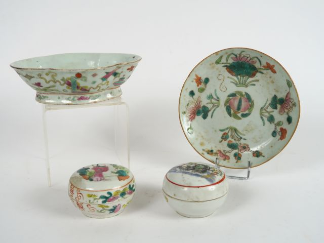 Lot comprenant : un ravier, une coupe et deux boites couvertes en porc