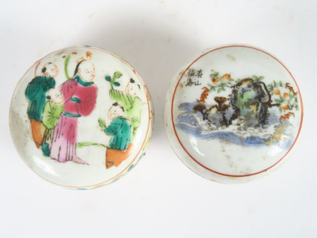 Lot comprenant : un ravier, une coupe et deux boites couvertes en porc