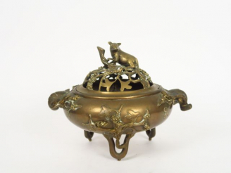 Vente aux enchères Brûle-parfum tripode en cuivre, orné d'anses en forme de cèpes et feui