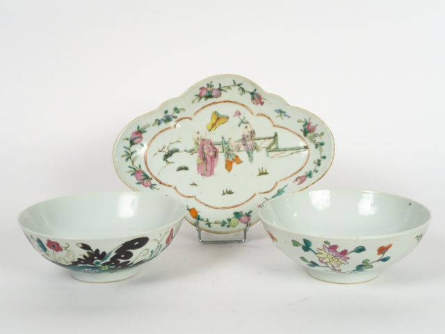 Lot comprenant deux coupes et un ravier à bord polylobé en porcelaine 