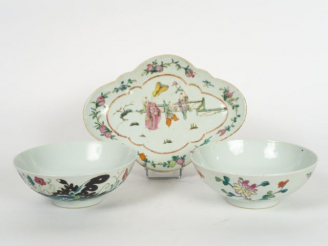Vente aux enchères Lot comprenant deux coupes et un ravier à bord polylobé en porcelaine 