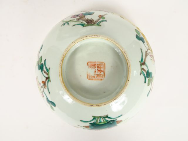 Lot comprenant deux coupes et un ravier à bord polylobé en porcelaine 