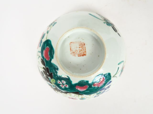 Lot comprenant deux coupes et un ravier à bord polylobé en porcelaine 