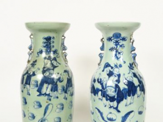 Vente aux enchères Deux vases balustre en porcelaine céladon et bleue, décor de scènes d'