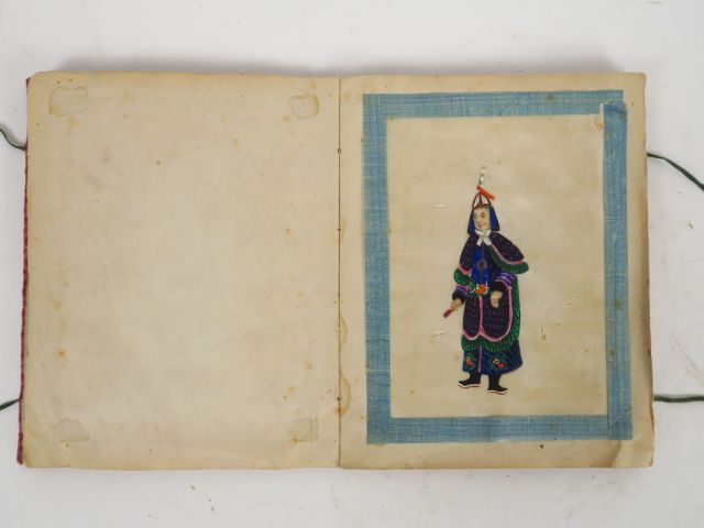 Album de 12 gouaches de Canton sur papier de riz, représentant différe