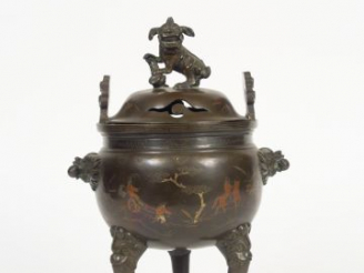 Vente aux enchères Brûle-parfum tripode en cuivre, à décor incrusté et niellé de paysages