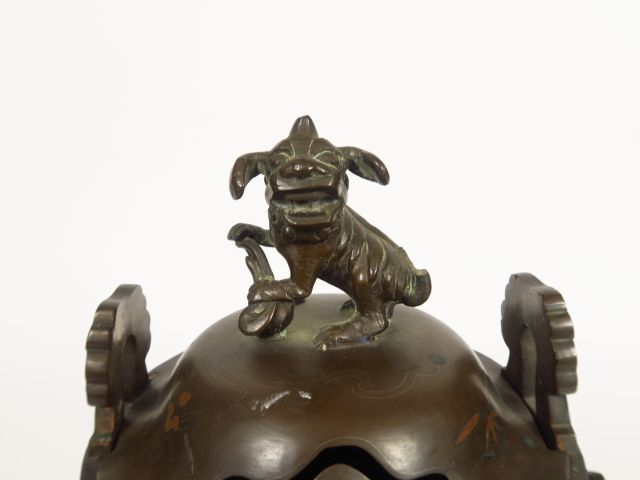 Brûle-parfum tripode en cuivre, à décor incrusté et niellé de paysages