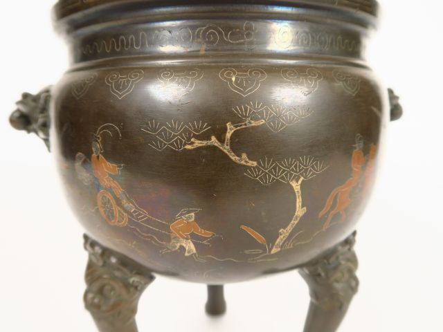 Brûle-parfum tripode en cuivre, à décor incrusté et niellé de paysages