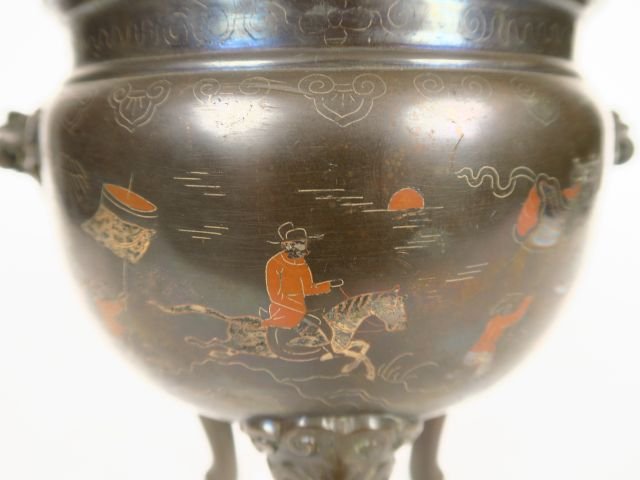 Brûle-parfum tripode en cuivre, à décor incrusté et niellé de paysages