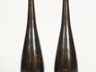 Vente aux enchères Paire de vases piriforme en bronze, décor incrusté et niellé de joutes