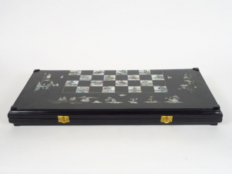 Vente aux enchères Coffret à jeux en bois laqué et nacre contenant damier, jeu d'échec et