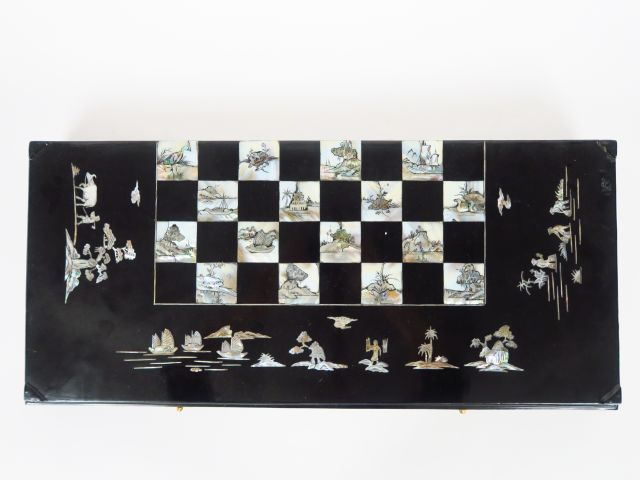 Coffret à jeux en bois laqué et nacre contenant damier, jeu d'échec et