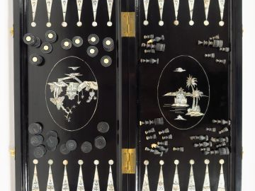 Coffret à jeux en bois laqué et nacre contenant damier, jeu d'échec et