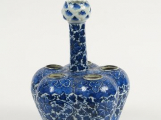 Vente aux enchères Bouquetière blanche décor bleu sous couverte de fleurs et rinceaux feu