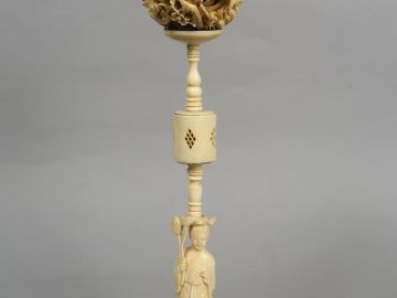 Boule de Canton avec son présentoir en ivoire (quelques accidents au n