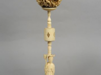 Vente aux enchères Boule de Canton avec son présentoir en ivoire (quelques accidents au n