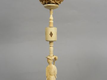 Boule de Canton avec son présentoir en ivoire (quelques accidents au n