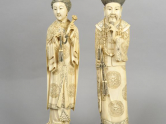 Vente aux enchères Couple de dignitaires en ivoire dont la robe est finement sculptée (pe