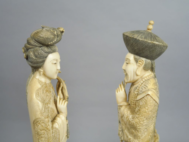 Couple de dignitaires en ivoire dont la robe est finement sculptée (pe