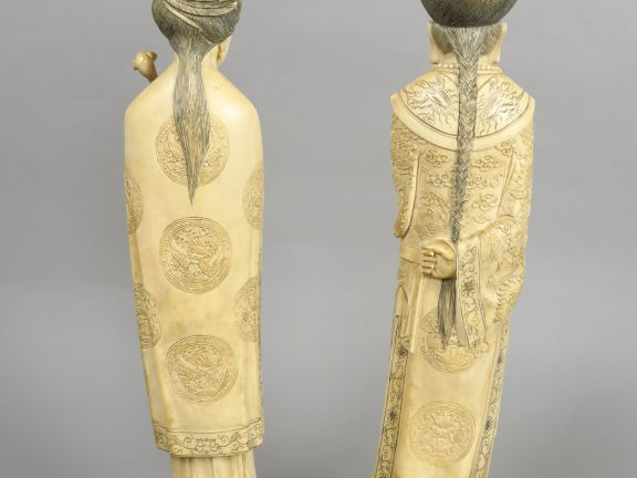 Couple de dignitaires en ivoire dont la robe est finement sculptée (pe