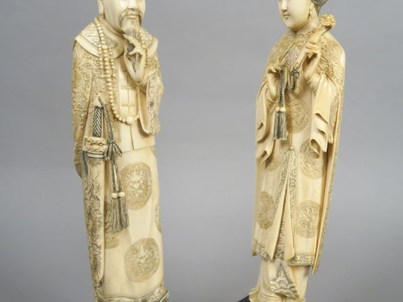 Couple de dignitaires en ivoire dont la robe est finement sculptée (pe