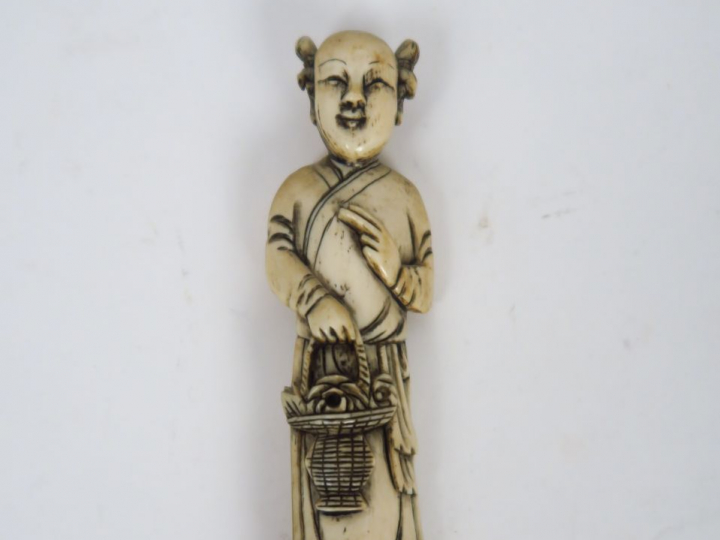 Sujet en ivoire, représentant un enfant au panier.  Chine, vers 1930. 