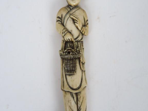 Sujet en ivoire, représentant un enfant au panier.  Chine, vers 1930. 