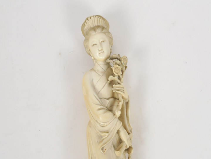 Lot comprenant un sage au bâton et une déesse du printemps en ivoire. 