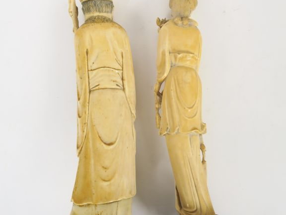 Lot comprenant un sage au bâton et une déesse du printemps en ivoire. 