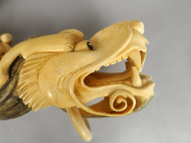 Groupe en ivoire représentant le festin des immortels sur une jonque à