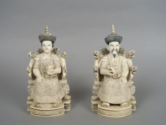 Vente aux enchères Deux statuettes en ivoire représentant un couple impérial assis sur le