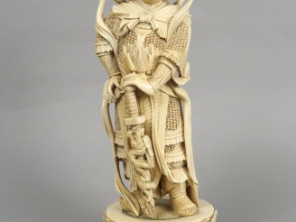 Vente aux enchères Importante statue en ivoire représentant un guerrier en armure, debout