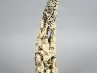 Vente aux enchères Groupe en ivoire représentant Laotse accompagné de serviteurs dans une